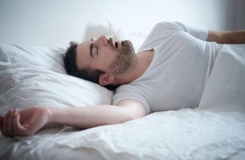 9 أسباب شائعة للتعرق أثناء النوم عند الرجال | ومتى يكون التعرق مؤشراً مرضياً؟