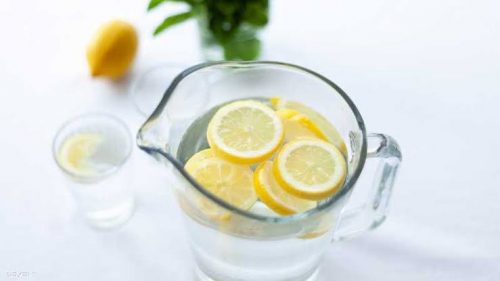 ماذا يحدث عندما نتناول الماء الدافئ والليمون يوميًا؟